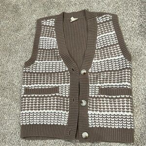 Women’s medium hem and thread sweater vest
Beige and white